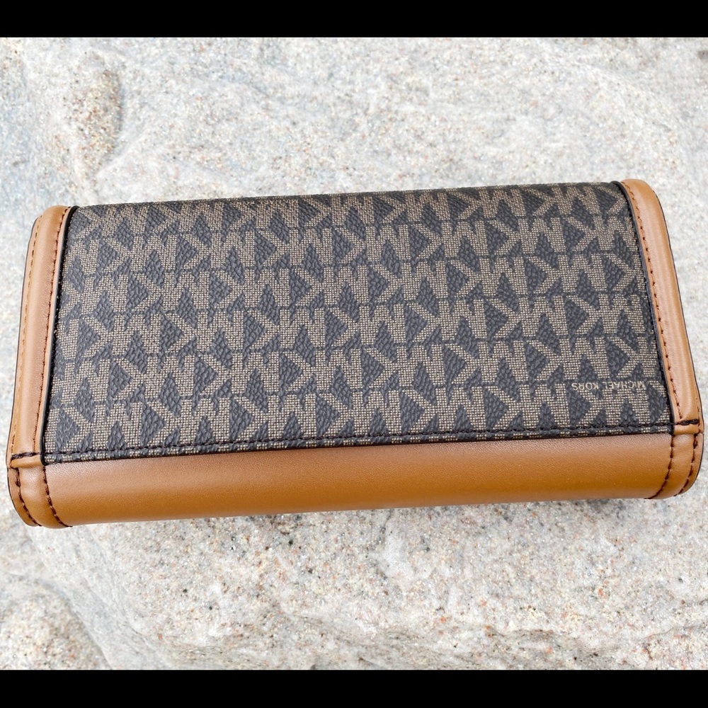 Sale🥰🥰Michael kors tote and wallet Bundle - Picture 8 of 8